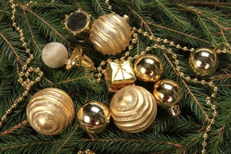 A Guide to Artificial Christmas Trees: Tips for Finding the Perfect 6 Foot Tree and Glass Ornaments