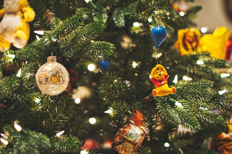 The Perfect Gift: How to Choose and Personalize Glass Ornaments for Every Occasion